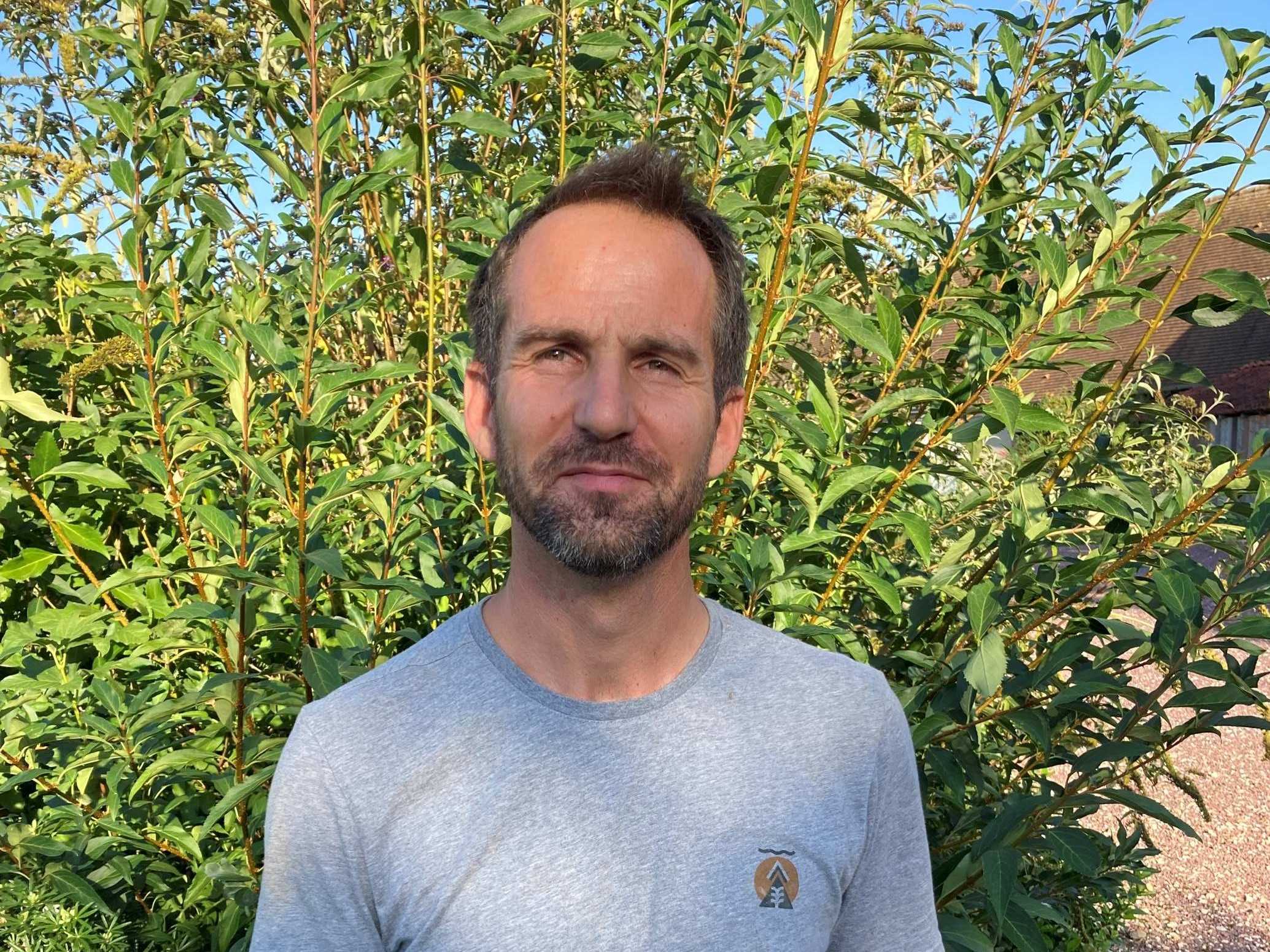 A. Pecqueult, devant sa parcelle la plus infestée de taupins : « Le plus curieux est que mes voisins ne sont pas touchés ou alors seulement sur quelques m². »
