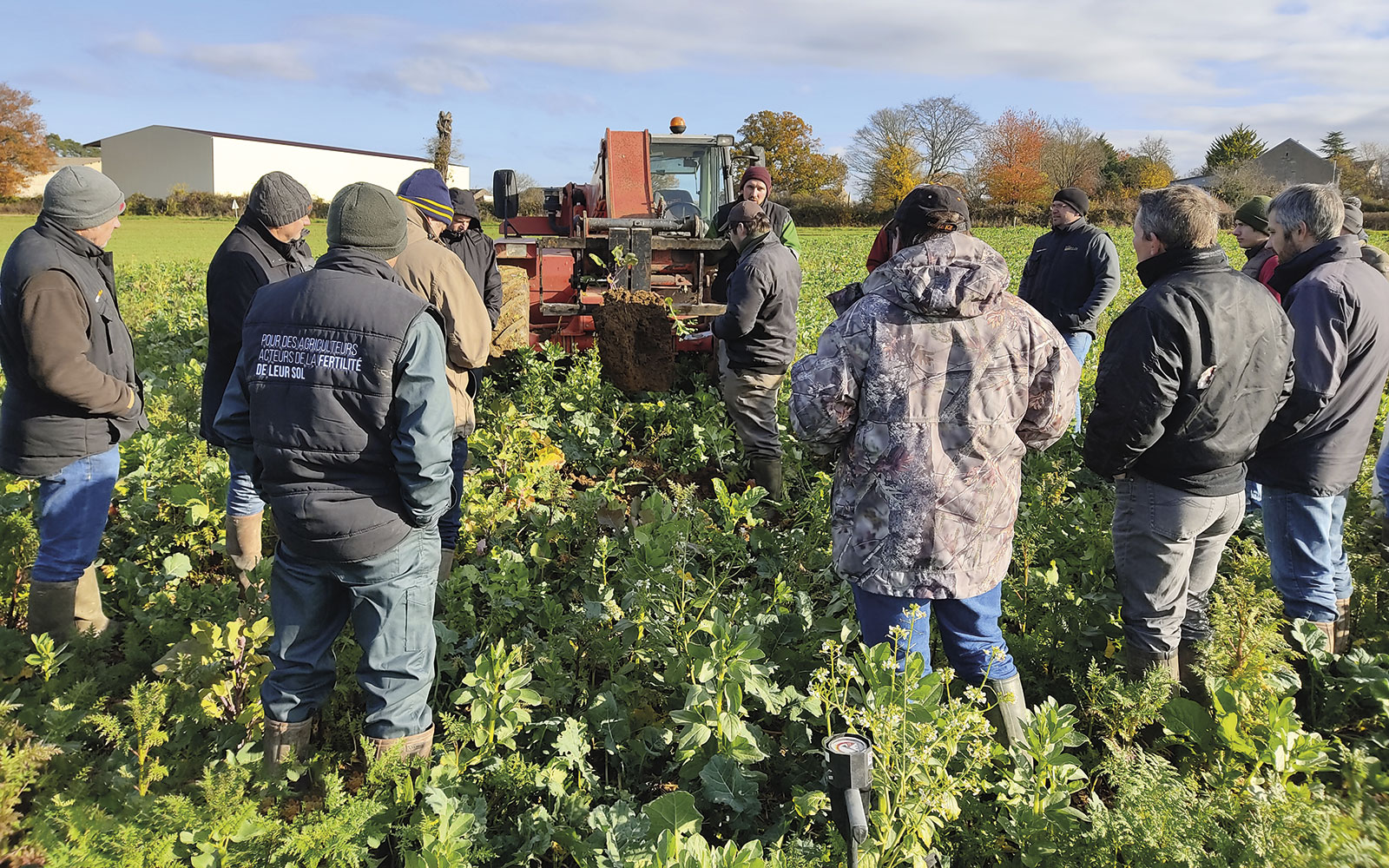 Dans l’approche « tableaux de bord », agriculteurs et conseillers choisissent ensemble des indicateurs (observations ou mesures) majoritairement visuels et relatifs. Ces derniers permettent d’évaluer qualitativement ou quantitativement les niveaux d’atteinte des états-clés des sols.