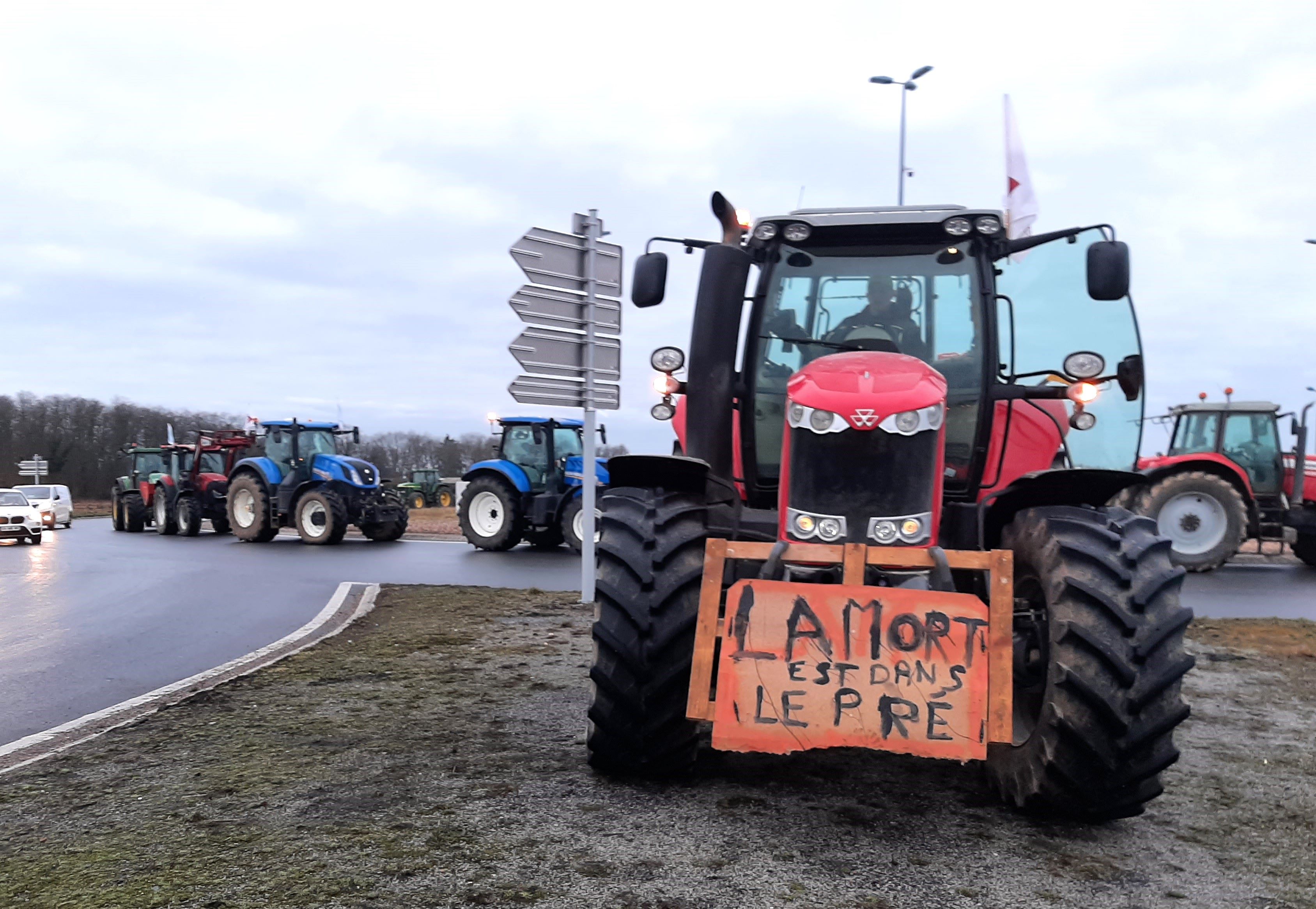 Le blocage des axes autoroutiers autour de la capitale a amené le gouvernement a un nouveau train d'annonces