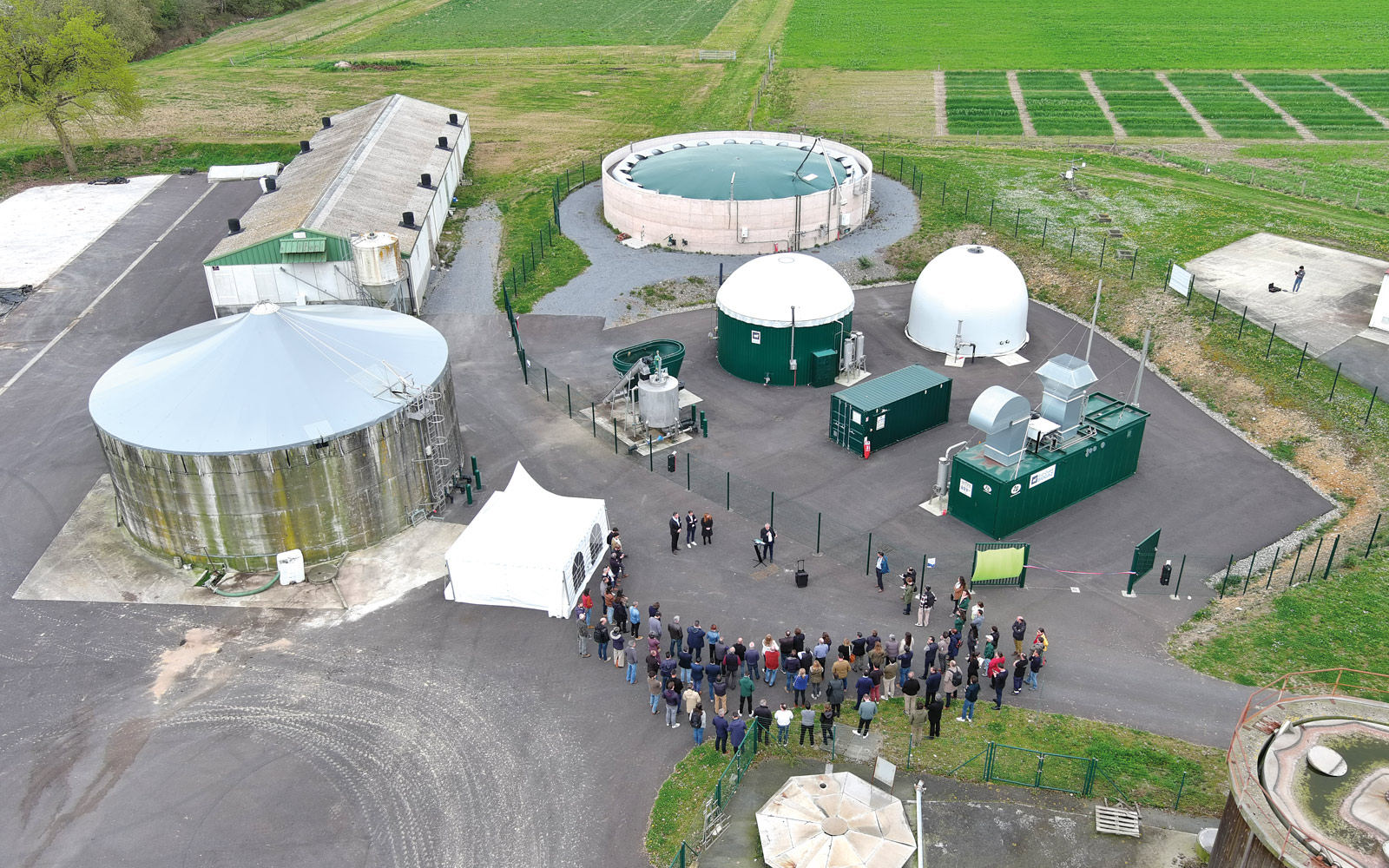 L’unité de Montardon comprend un méthaniseur pilote de 150 m3 pour la méthanisation en voie liquide et un second de 1 600 m3 pour la méthanisation low-cost & low-tech.