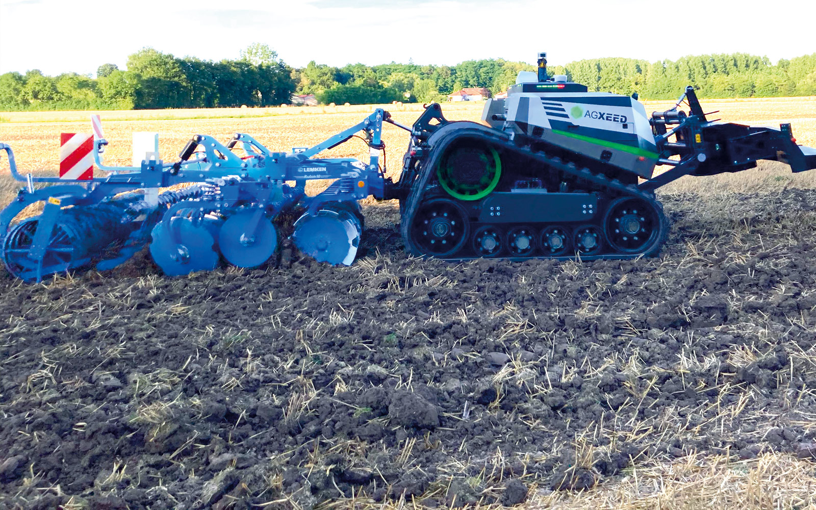 Le robot AgBot T2 d’AgXeed dispose d’une autonomie de 15 à 20 heures, permettrait, a priori, de déchaumer jusqu’à 40 ha par 24 heures.