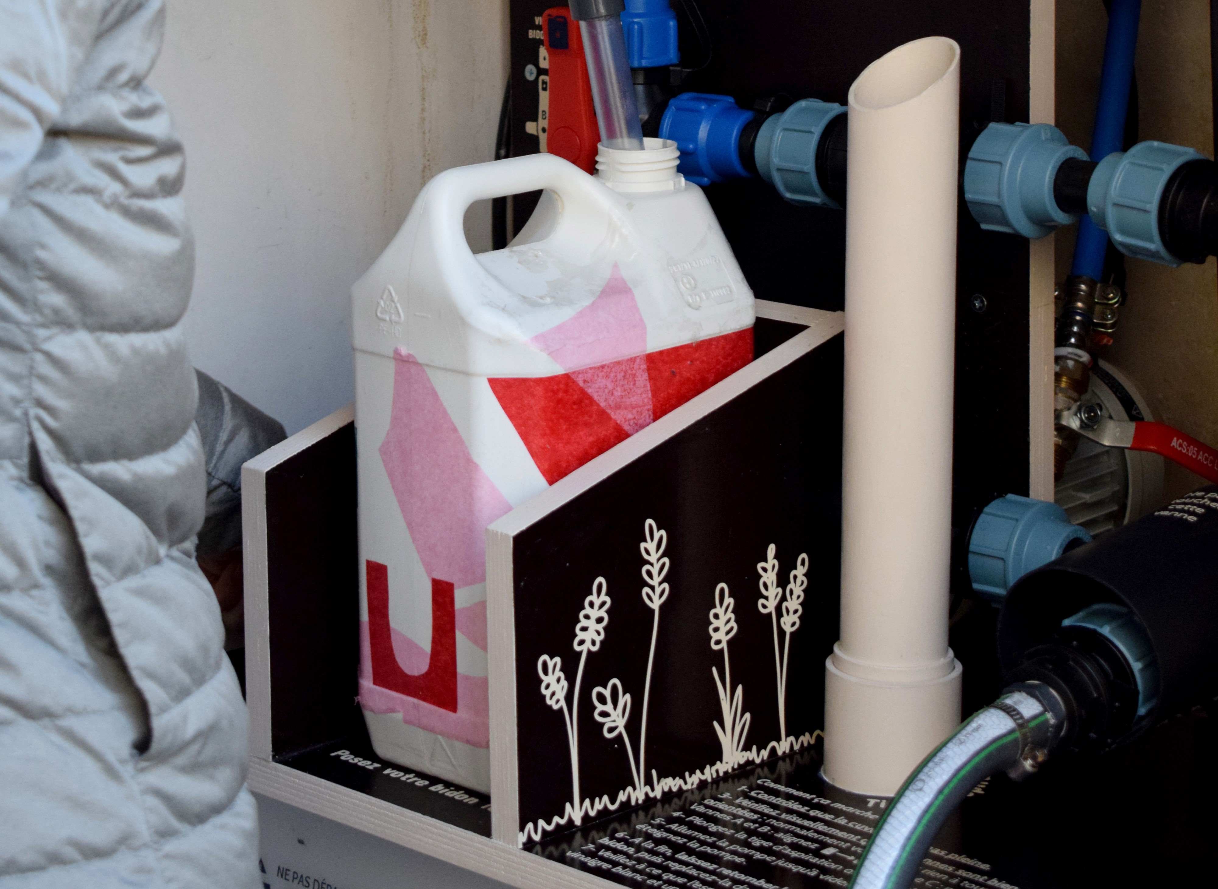 À l'instar des biodéchets domestiques collectés dans des composteurs municipaux, l’urine peut être récupérée chez soi puis déposée dans un point de collecte de proximité.