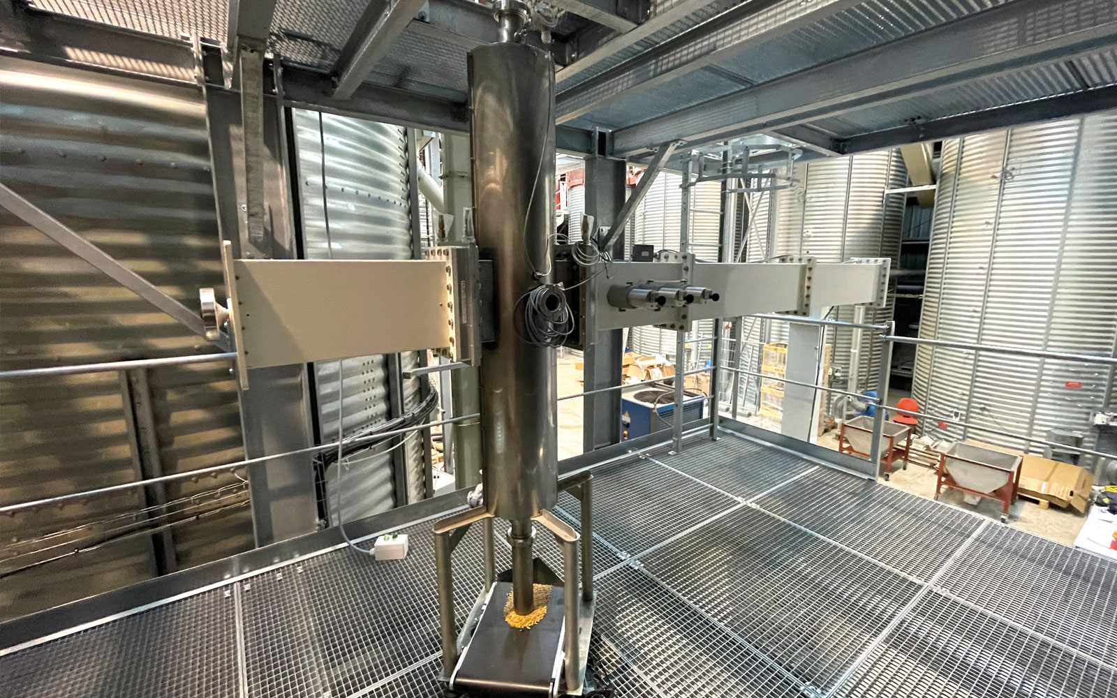 La désinsectisation par micro-ondes présente plusieurs avantages par rapport au chauffage classique en séchoir. Elle est atcuellement en test sur la plateforme « Métier du grain » d’Arvalis.