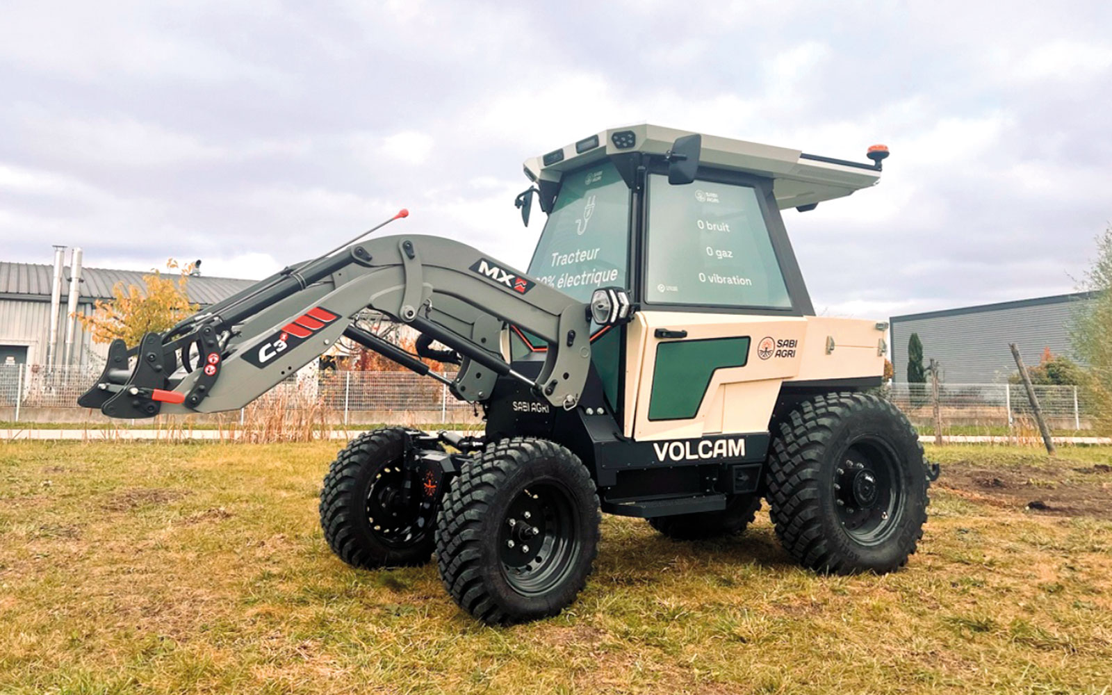 Le tracteur électrique VOLCALM consomme 10 fois moins d’énergie qu’un modèle thermique, offre jusqu’à 10 heures d’autonomie et se recharge en moins de trois heures.