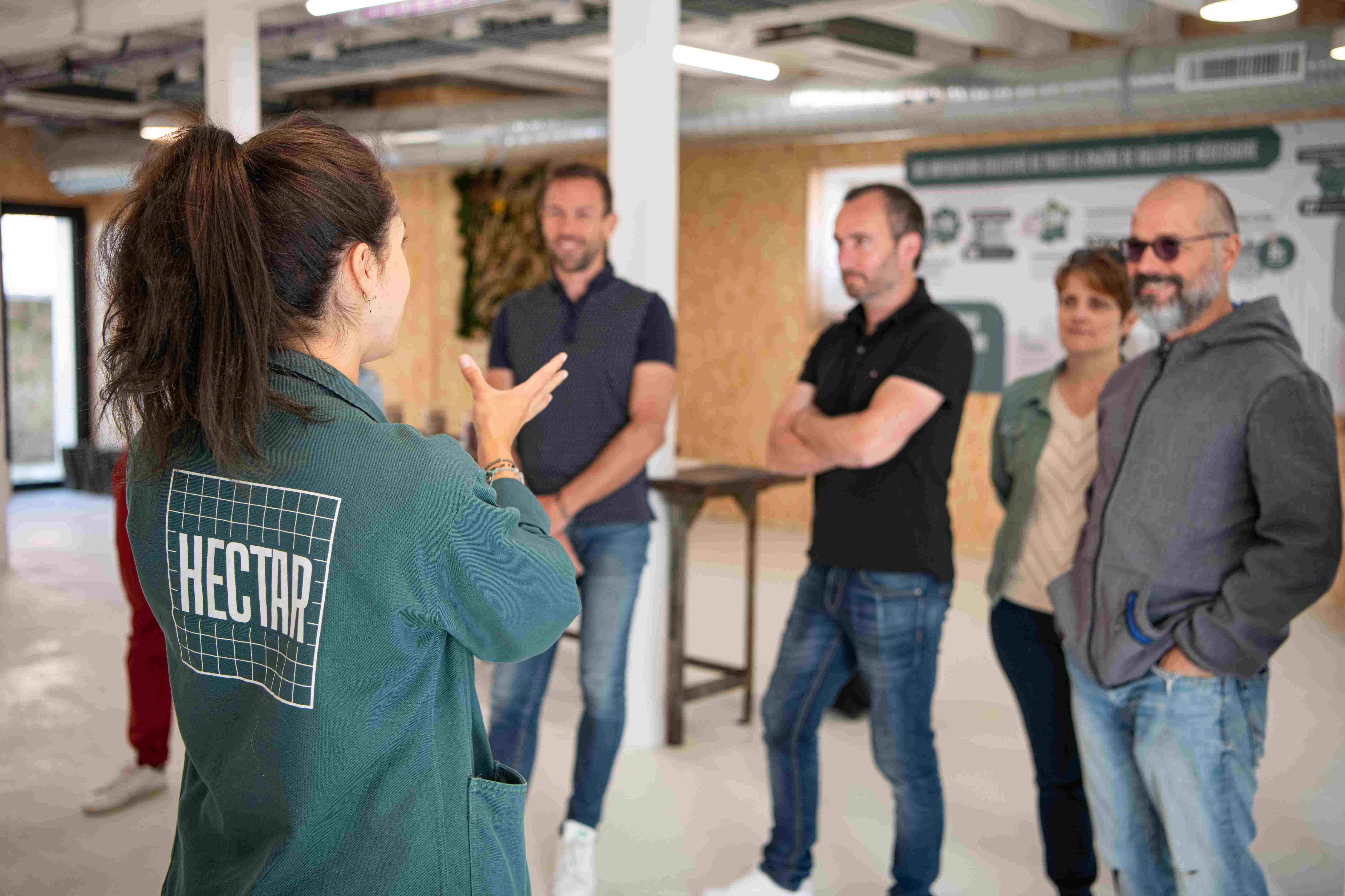 Hectar est à la fois : une ferme pilote ; des programmes d’accompagnement entrepreneurial dédiés aux agriculteurs; un accélérateur de startups; un lieu de séminaires; un espace de sensibilisation pour les jeunes