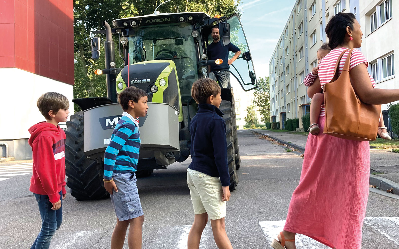 À quelles conditions les engins agricoles peuvent-ils rouler sur la route, et qui peut les conduire ?