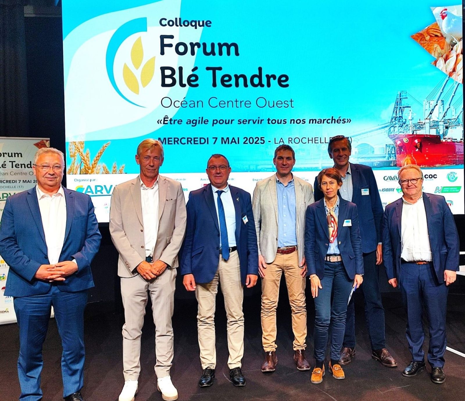 De gauche à droite : Éric Thirouin, président de l'AGPB, Frédéric Boursiquot, président du forum Blé tendre Océan Centre Ouest, Benoît Piétrement, président d'Intercéréales, Alexis Decarrier, animateur de la filière Blé tendre chez ARVALIS, Céline Drillaud, animatrice du forum Blé tendre Océan Centre Ouest chez ARVALIS, Franck Wiacek, directeur des actions régionales d'ARVALIS, Jacques Orsini, directeur de la région Ouest chez ARVALIS.