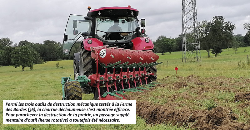 Parmi les trois outils de destruction mécanique testés à la Ferme des Bordes (36), la charrue déchaumeuse s’est montrée efficace. Pour parachever la destruction de la prairie, un passage supplémentaire d’outil (herse rotative) a toutefois été nécessaire.