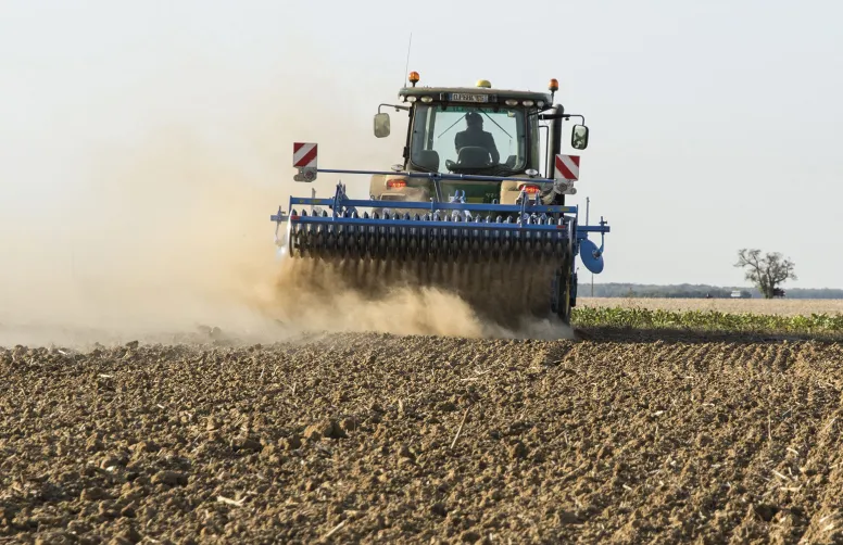 La baisse des IFT n’entraîne, en moyenne sur l’ensemble des filières, pas d’augmentation des temps de travaux ni des émissions de gaz à effet de serre.