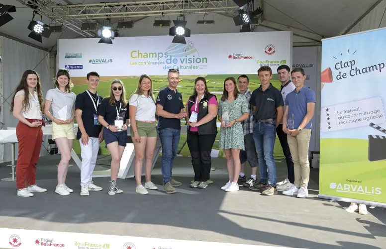 Les étudiants et élèves lauréats lors de la remise des prix.