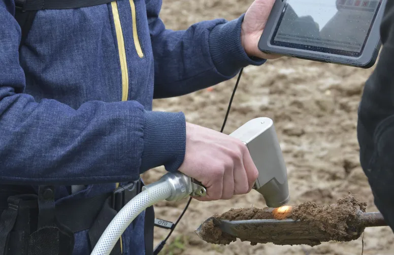 Arvalis a développé des calibrations et un environnement logiciel pour le système portable LabSpec d’ASD, afin de déterminer diverses propriétés physico-chimiques d’un sol agricole à partir d’un simple carottage.