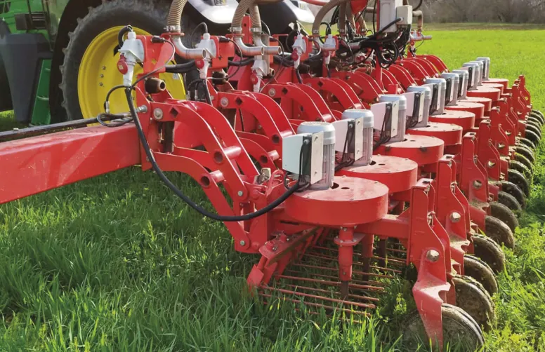Fauche du couvert de l’inter-rang le 23 mars 2023 dans le Tarn.Jusqu’à présent, seul un constructeur proposait un matériel de fauche adapté à cette pratique. Un deuxième constructeur en propose depuis peu, et ils sont de plus en plus nombreux à s'y intéresser.