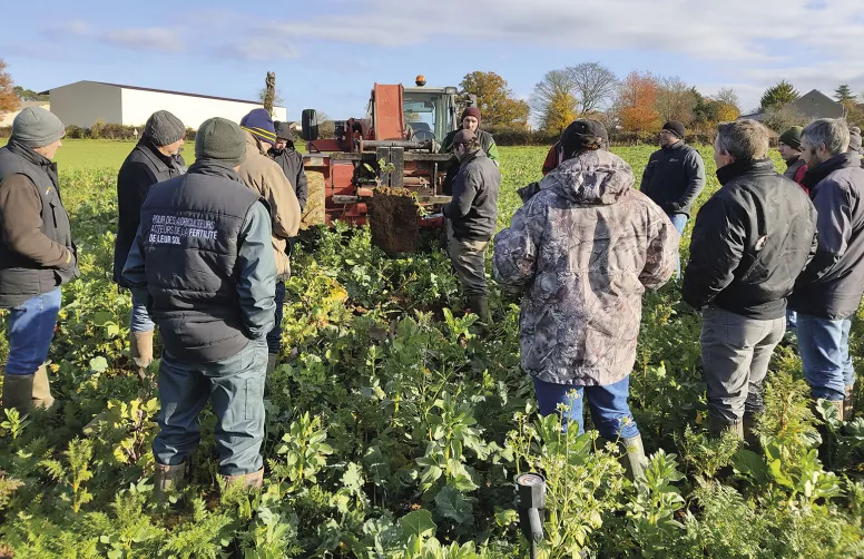 Dans l’approche « tableaux de bord », agriculteurs et conseillers choisissent ensemble des indicateurs (observations ou mesures) majoritairement visuels et relatifs. Ces derniers permettent d’évaluer qualitativement ou quantitativement les niveaux d’atteinte des états-clés des sols.