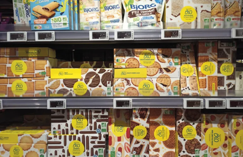 Au premier semestre 2023, le recul des ventes de produits bio se poursuit en grandes et moyennes surfaces (GMS), où le déférencement se stabilise à 11 %. 