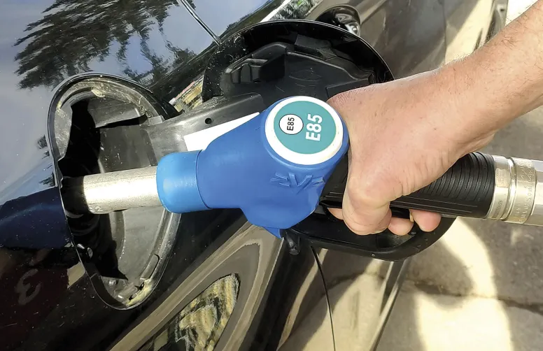 À l’heure où des records absolus de température ont encore été battus, la décarbonation du parc automobile est plus que jamais une priorité à laquelle la filière du bioéthanol contribue activement.