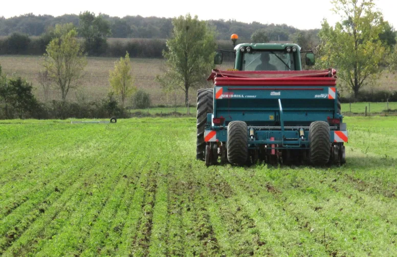 Les deux parcelles testées sont conduites en semis direct pour le blé, et en strip-till pour le maïs et le colza.