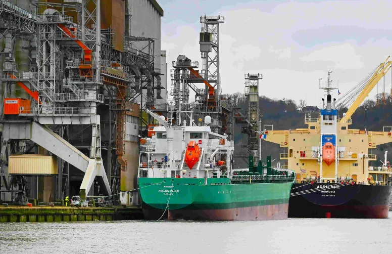 Céréaliers en chargement sur le port de Rouen (76), devant les silos Sénalia. Crédit photo HAROPA PORT / Jean-François Damois 