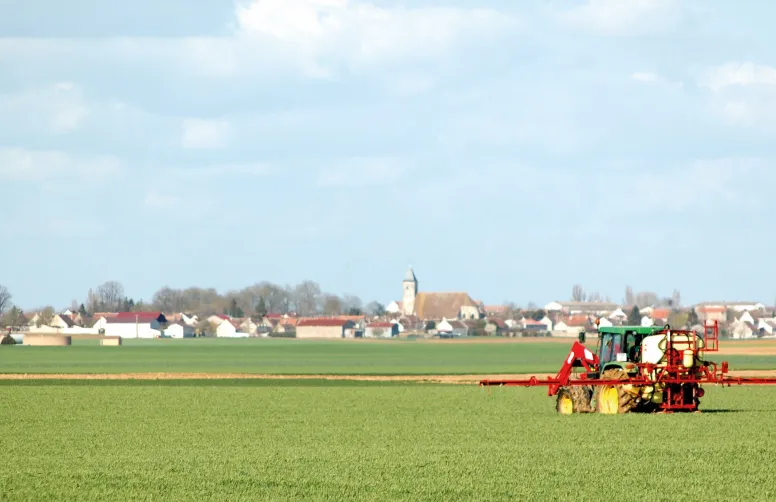 L'outil « Distance Riverains » indique la distance à respecter près d'une zone habitée ou fréquentée selon le produit utilisé et la culture