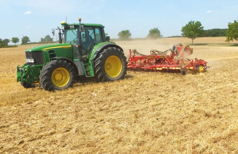 Pour lutter contre les graminées adventices, le faux-semis n’est pas suffisant seul : il doit être associé à d’autres leviers agronomiques comme la rotation ou la date de semis.