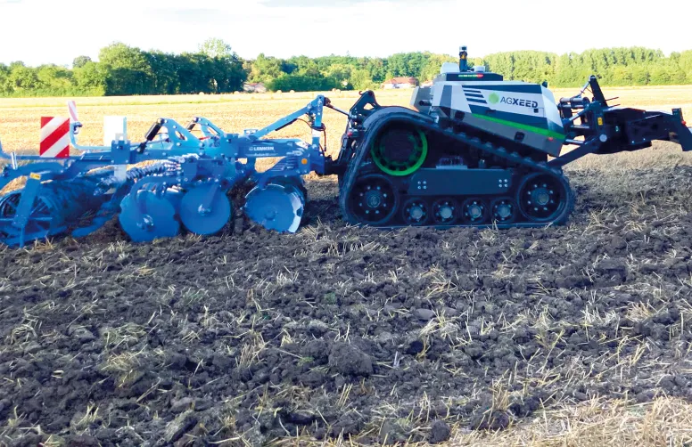 Le robot AgBot T2 d’AgXeed dispose d’une autonomie de 15 à 20 heures, permettrait, a priori, de déchaumer jusqu’à 40 ha par 24 heures.