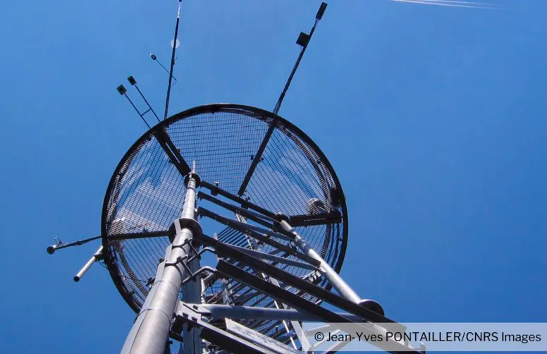 Dans les calculs des bilans carbone, toute la difficulté est de connaître précisément les flux entrants et sortants à l’échelle d’une parcelle. Une limite que pourrait repousser la « tour à flux », un dispositif innovant testé pour la première fois en France par la Chambre d’agriculture de Saône-et-Loire sur une parcelle de vigne.