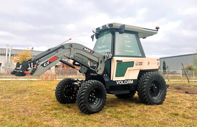 Le tracteur électrique VOLCALM consomme 10 fois moins d’énergie qu’un modèle thermique, offre jusqu’à 10 heures d’autonomie et se recharge en moins de trois heures.