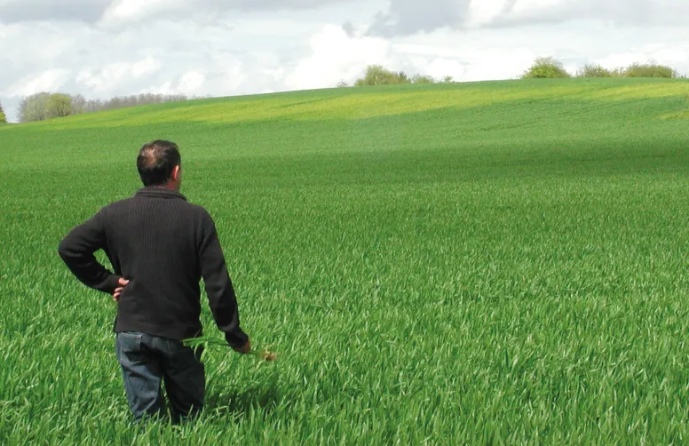 Le mal-être agricole est le résultat de causes multifactorielles ; il est amplifié par l’isolement et les difficultés d’accès aux soins en zones rurales.