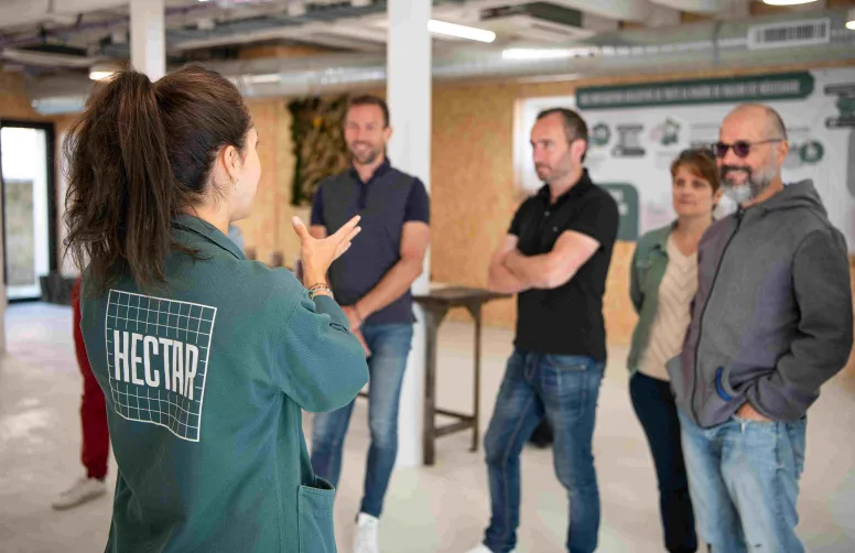 Hectar est à la fois : une ferme pilote ; des programmes d’accompagnement entrepreneurial dédiés aux agriculteurs; un accélérateur de startups; un lieu de séminaires; un espace de sensibilisation pour les jeunes