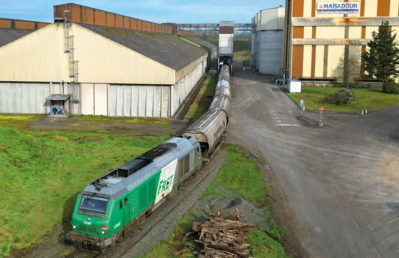 Depuis ce début février, chaque semaine, un train de 1 200 tonnes est chargé depuis le silo Maïsadour de Bégaar.