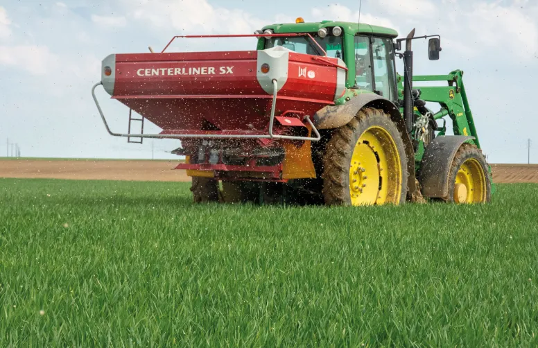 Le prix des engrais ne redescendra pas à son niveau d’avant-crise, obligeant l’Europe à repenser sa stratégie pour maintenir la compétitivité de ses denrées agricoles.