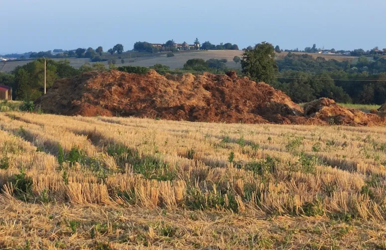 En Bretagne, région d’élevage, le très faible pourcentage de surfaces recevant un engrais minéral phosphaté s’explique par l’apport de fertilisants organiques.