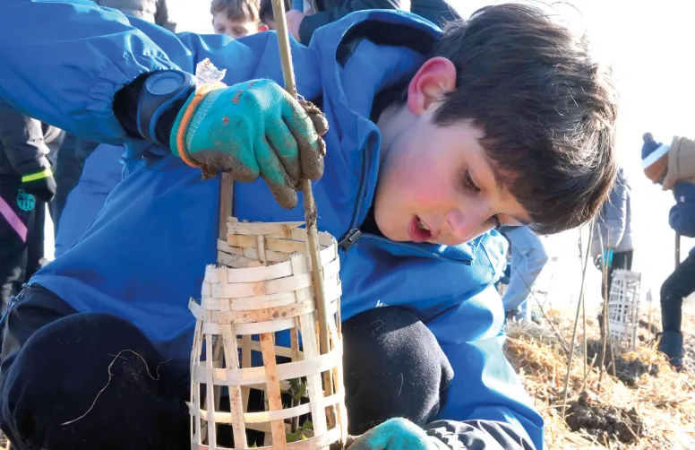 Depuis 2020, l’association « Des enfants et des arbres » a soutenu 405 agriculteurs et planté 150 000 arbres avec la participation de 20 000 élèves du CM1 à la 6e.