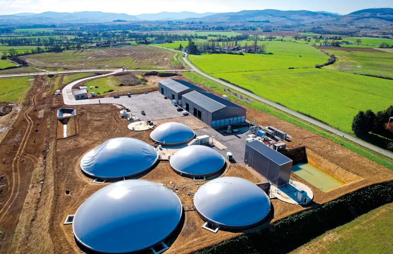 L’unité de méthanisation de la SEMOP « Bio Énergies Beaujolaises » comporte une ligne de traitement valorisant les déchets agricoles et coproduits alimentaires du territoire, et une seconde traitant des boues d’épuration.