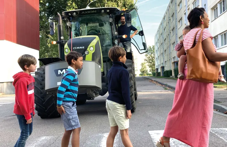 À quelles conditions les engins agricoles peuvent-ils rouler sur la route, et qui peut les conduire ?