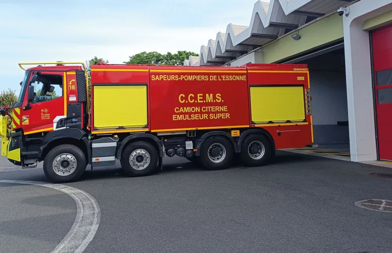 La coordination avec les agriculteurs permet aux sapeurs-pompiers de bien dimensionner les moyens matériels et humains à envoyer sur la parcelle en feu.