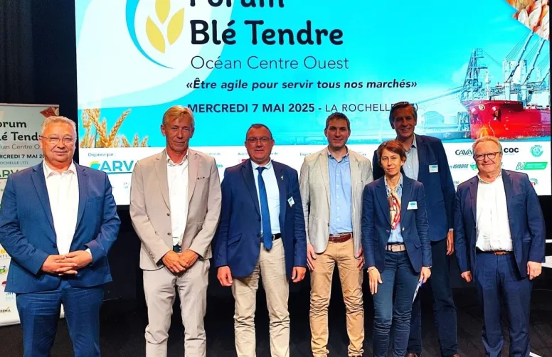 De gauche à droite : Éric Thirouin, président de l'AGPB, Frédéric Boursiquot, président du forum Blé tendre Océan Centre Ouest, Benoît Piétrement, président d'Intercéréales, Alexis Decarrier, animateur de la filière Blé tendre chez ARVALIS, Céline Drillaud, animatrice du forum Blé tendre Océan Centre Ouest chez ARVALIS, Franck Wiacek, directeur des actions régionales d'ARVALIS, Jacques Orsini, directeur de la région Ouest chez ARVALIS.
