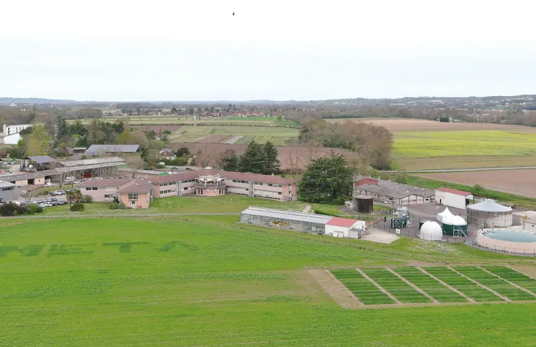 Vue d’en haut, la station expérimentale de Montardon déploie ses installations d’expérimentations en conditions contrôlées et son unité expérimentale de méthanisation.