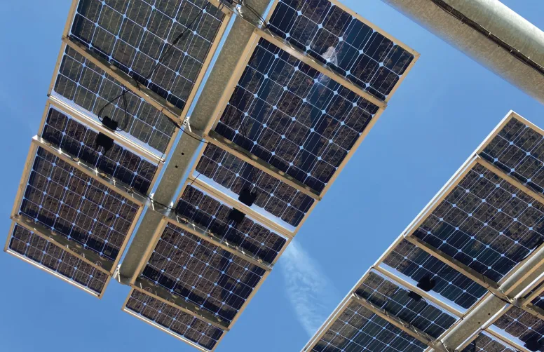 Plusieurs technologies photovoltaïques se côtoieront sur la plateforme expérimentale du Chaumoy : panneaux verticaux, trackers, etc. ©C.Baudart/UpTerra