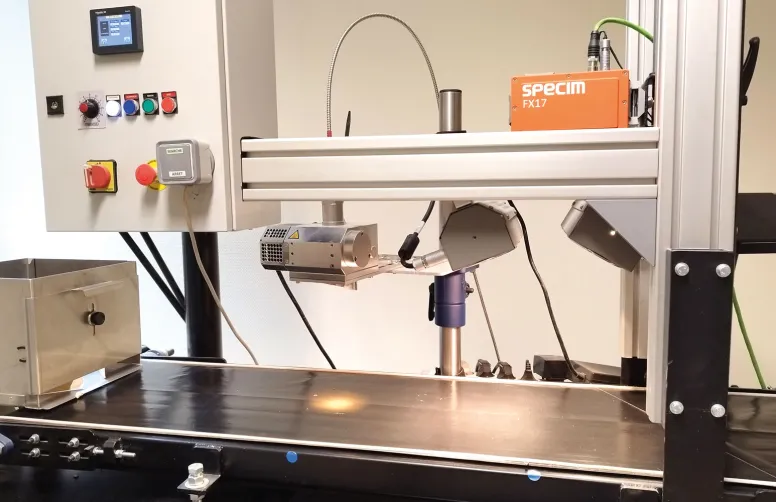 Le banc optique, associant l’appareil NIRS (à gauche) et une caméra hyperspectrale (à droite), est utilisé par les équipes du pole analytique d’Arvalis.