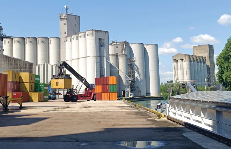 Silo et containers au port