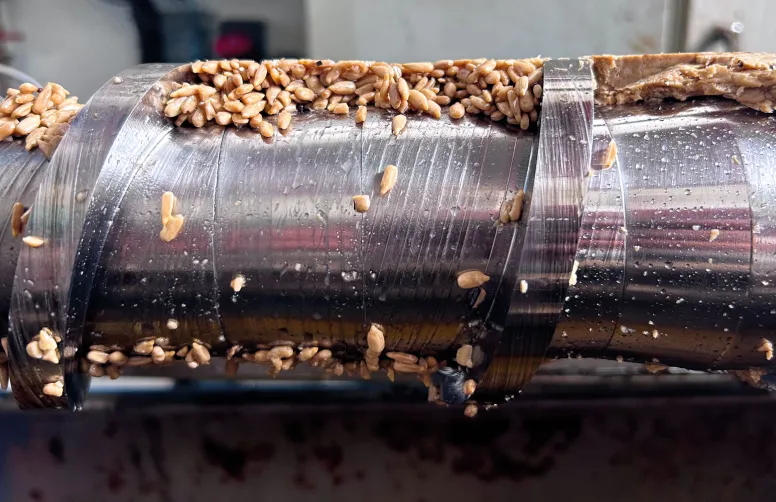 Parce que l’huile des graines d’oléagineux décortiquées est difficile à extraire par une presse à vis (sans solvant), le « gâteau » riche en protéines qui en résulte est soit insuffisamment déshuilé, soit non rentable à co-produire.