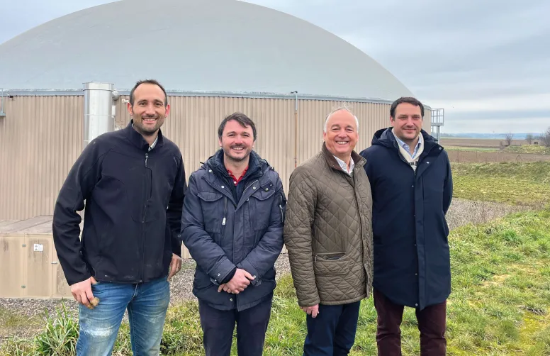Benjamin Deloison (au centre à gauche) et ses associés au sein d’Agri Biogaz de la Brie. L’entreprise bénéficie d’un contrat sur 15 ans. 