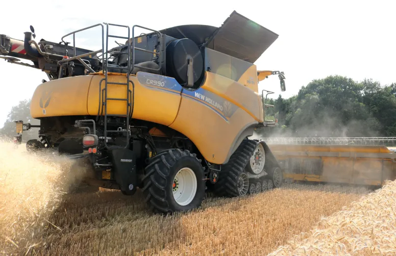 Le destructeur de graine SCU de Redekop peut être associé à un broyeur de paille, mais peut aussi être utilisé avec l’objectif de récolter la paille. 