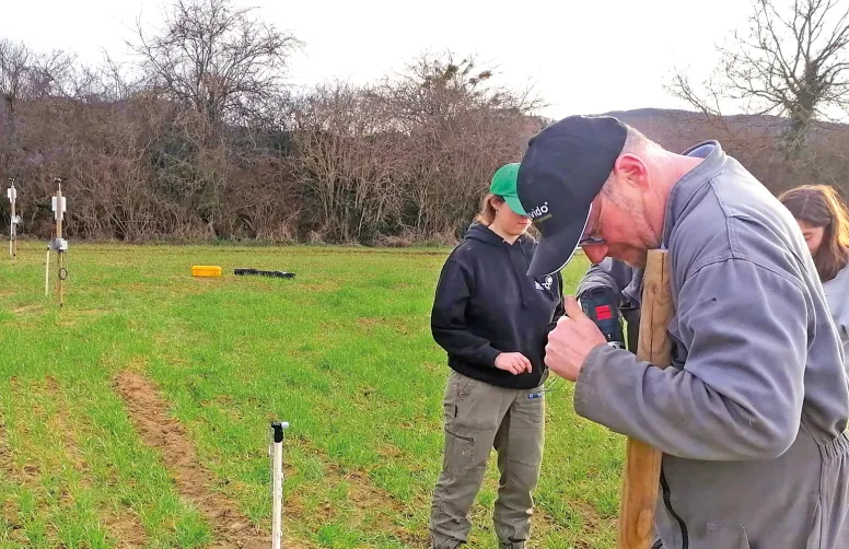 Des capteurs, des anémomètres et des pluviomètres ont été posés à différentes distances de la haie dans chaque parcelle du dispositif d’essai.