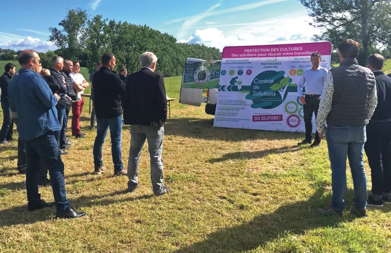 Le Contrat de solutions est associé à 21 coopératives et organise des journées techniques rassemblant des agriculteurs et des étudiants pour partager les connaissances, comme ici dans le Finistère, avec la coopérative Eureden.