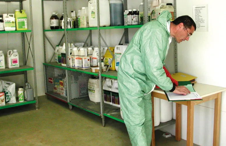 Un homme manipule des produits phytosanitaires.