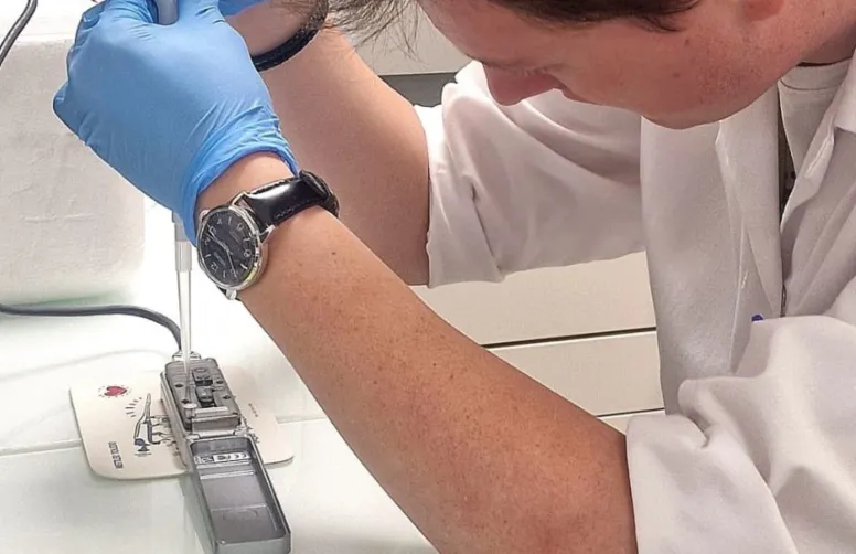 Un ingénier introduit une solution contenant des souches de septoriose dans le séquenceur MinION