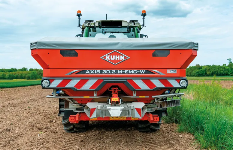 L’épandeur centrifuge assure un double recouvrement pour une distribution homogène des engrais.