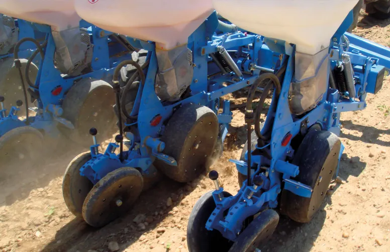 Bien régler l’angle d’ouverture du sillon et la pression de l’élément semeur sont essentiels pour assurer un bon contact sol-graine.