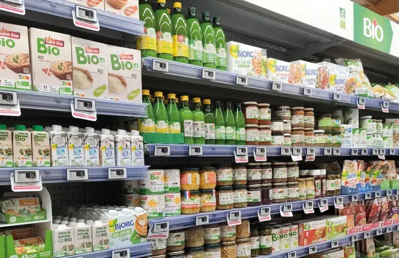 Rayons de produits alimentaires bio dans un supermarché.